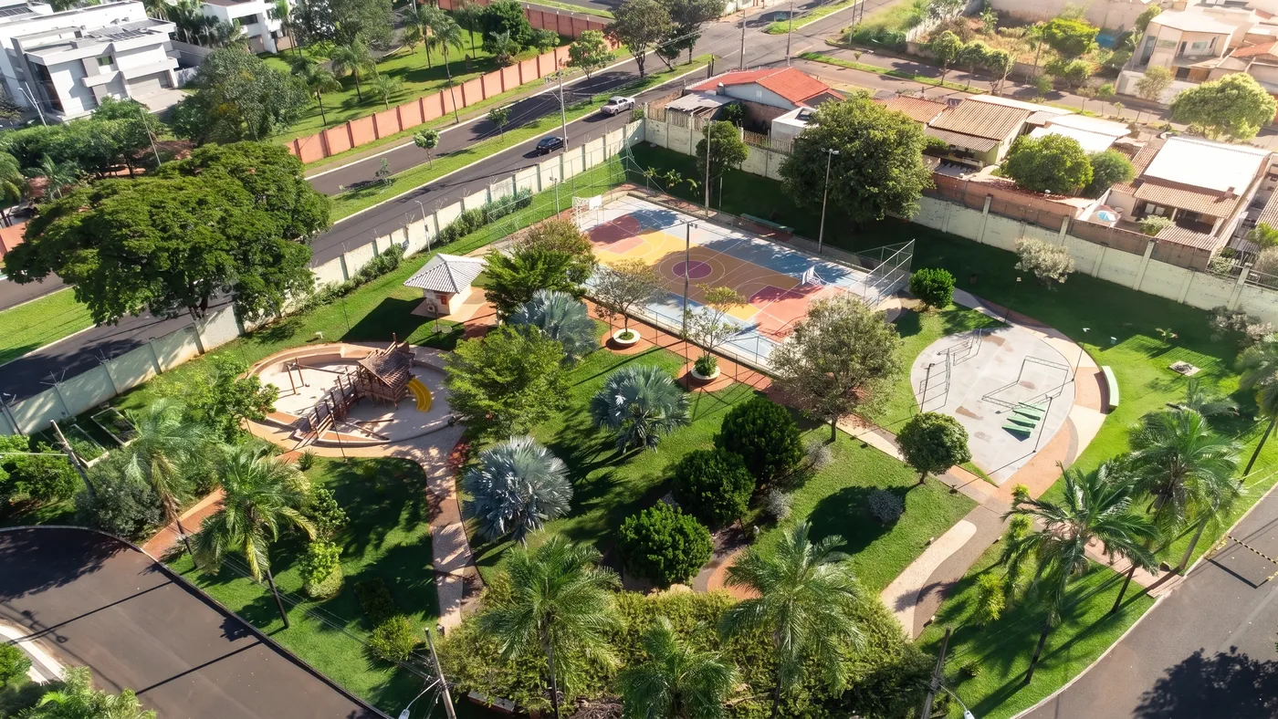 Quadra de peteca e playground