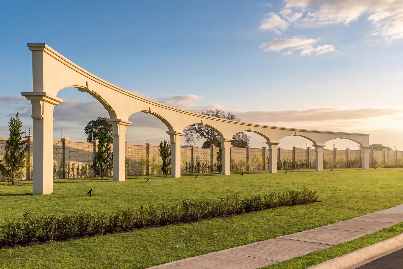 Praça de contemplação com arcos
