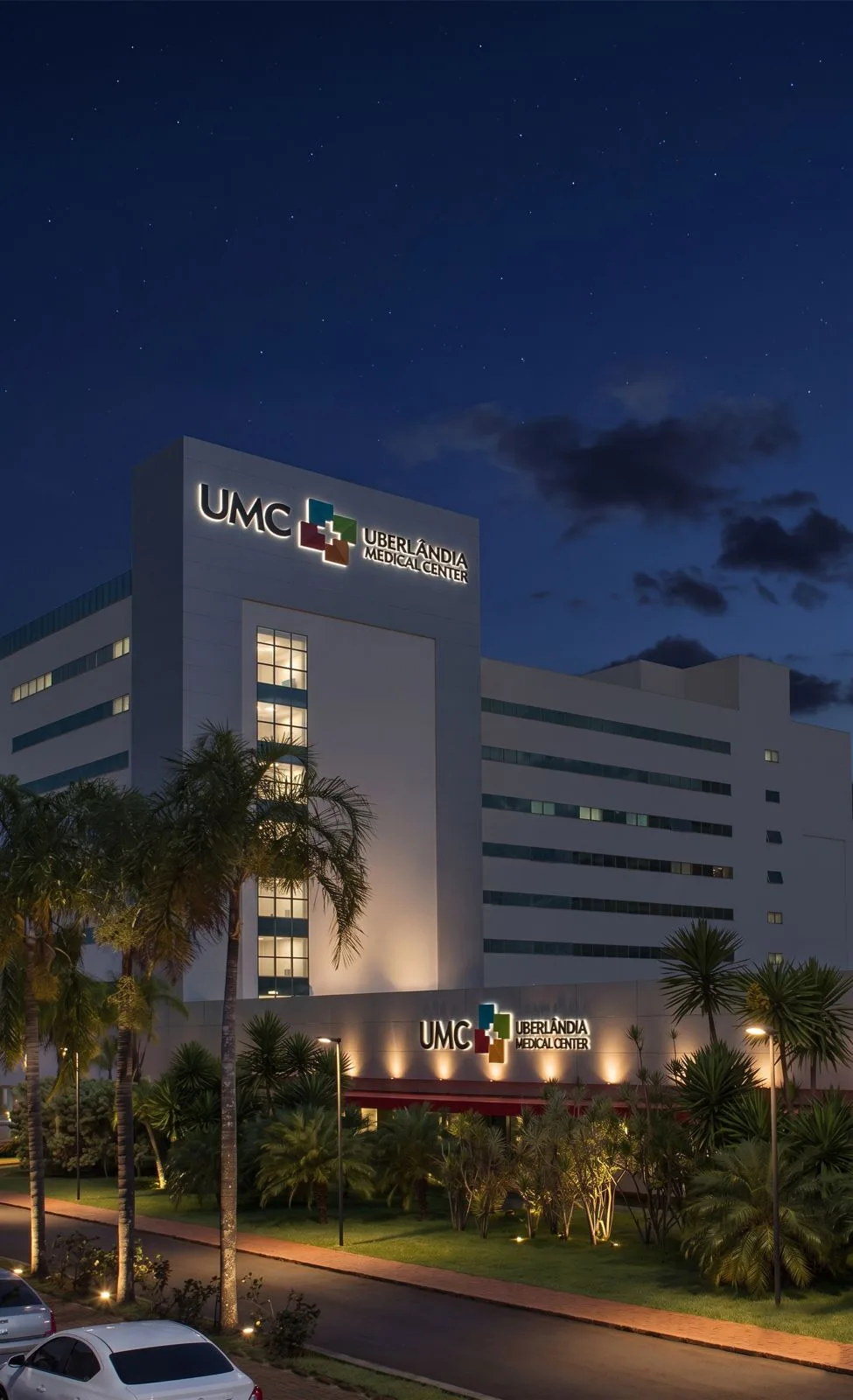 Uberlândia Medical Center à noite, na Zona Sul de Uberlândia